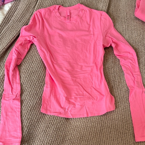 SKIMS Vibrant Pink Long Sleeve Top - Picture 1 of 2